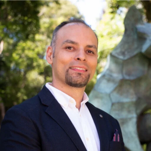 Dr. VÍCTOR ARVIZU PIÑA